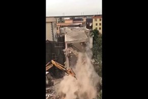 Бетонная плита упала на экскаватор во время сноса здания
