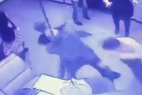 Замначальника СК избил посетителя караоке за неугодную песню