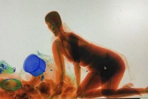 Недоверчивая китаянка прокатилась в рентген-сканере для багажа