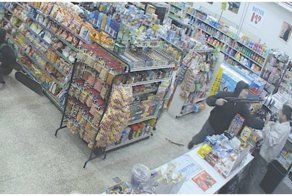 Воришки помешали вооруженному налетчику ограбить магазин
