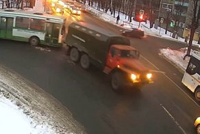Авария дня. В Серпухове автобус на буксире протаранил легковушки