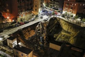 Громадный провал в центре Рима поглотил целую улицу