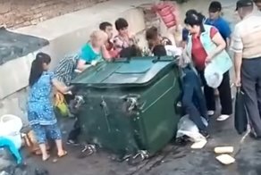 Драки за просрочку. В вашем городе еще нет очередей у помоек?