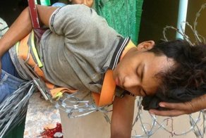 В Камбодже строитель упал на металлическую трубу