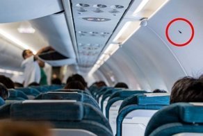 Зачем в салоне самолета маленькие треугольные наклейки