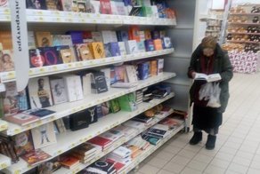 Для читающей бабушки в супермаркете поставили собственный диванчик