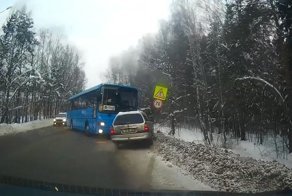 Авария дня. Маршрутный автобус врезался в легковушку в Подмосковье