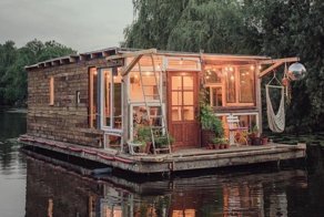 Фотохудожники путешествуют по Европе на лодках-студиях