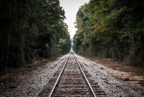 Железная дорога уходит за горизонт