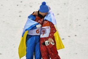 Олимпиада объединяет: российский и украинский спортсмены обнялись на пьедестале