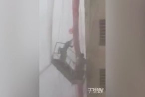 Ураганный ветер застал мойщиков окон врасплох
