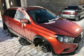 В Саратове варварским способом обокрали автомобиль