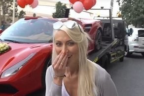 Фанатка суперкаров получила на День святого Валентина Ferrari, заполненный розами
