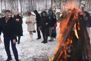 В Подмосковье пожгли доллары ради торжества криптовалюты