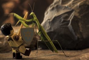 Фотограф снимает сценки с фигурками LEGO и насекомыми