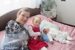 35-летняя женщина, одна и без рук воспитывает двух детей