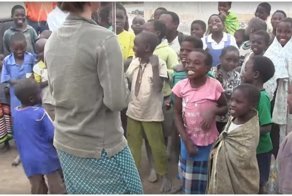 Африканские дети первый раз в жизни слышат скрипку 