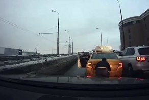 Дорожный конфликт с таксистом закончился оторванными зеркалами