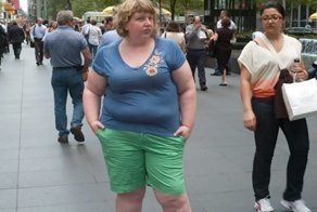 Девушка сфотографировала реакцию прохожих на свою полноту