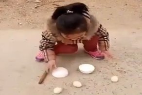 Талантливая юная фокусница