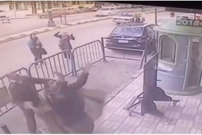 Полицейский поймал упавшего с третьего этажа ребенка