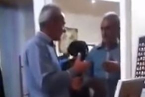 Дай пройти! Пьяный мужчина спорит со своим отражением в зеркале