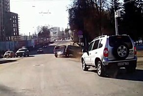 Один перестраивается, второй летит напропалую