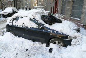 Точное попадание! Коммунальщики сбивают сосульки с крыш домов