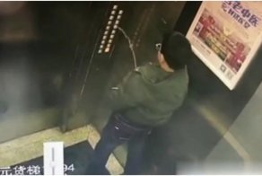 Лифт наказал китайского писающего мальчика