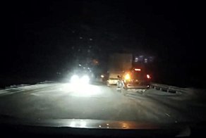 Не следил за дорогой и чудом не устроил аварию на ночной трассе