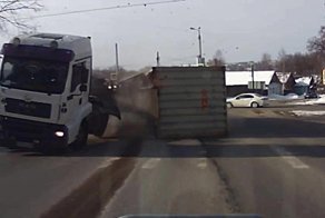 Авария дня. Контейнер свалился с прицепа фуры в повороте