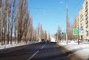 Когда нужно срочно в поликлинику: бабуля переходит на красный свет