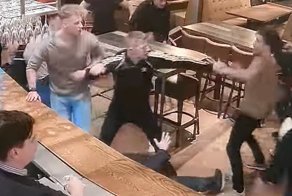 Эпичные пьяные разборки в британском баре