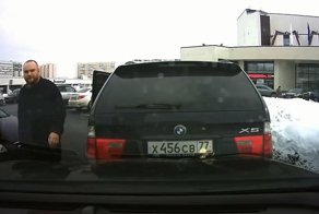 Женщина с ребенком получила струю из перцового баллончика на парковке в Зеленограде