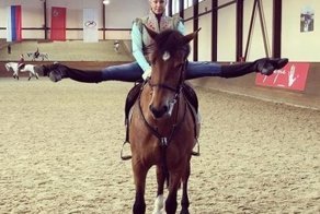 Снова здорово. Волочкова показывает шпагат на коне