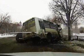 Авария дня. Автобус и две легковушки в Оренбурге