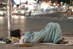 Французские чиновники в холода ночуют с бомжами на улице