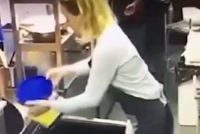Сотрудница ресторана пытается поймать банку майонеза