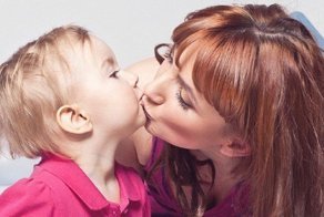 Дантисты предупреждают: целуя ребенка в губы, вы портите его зубы!