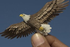 Индийские художники каждый день создают миниатюрных птиц из бумаги