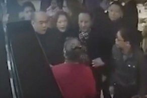 В Китае официантку побили из-за долгого ожидания заказа