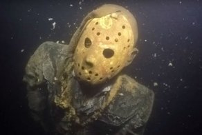 Статуя Джейсона Вурхиза на дне озера