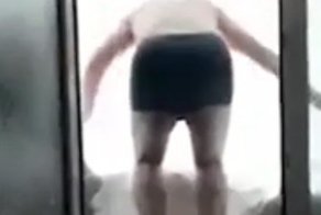 Житель Сахалина ныряет в сугроб из окна своей квартиры