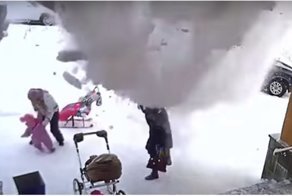 Снежная лавина с крыши здания чуть не убила двух женщин и маленькую девочку