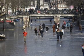 Из-за небывалых морозов каналы Амстердама превратились в каток