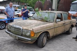 Заброшенный Mercedes-Benz W123 на автофестивале