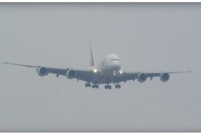 Посадка двух крупнейших в мире пассажирских самолетов в условиях шторма