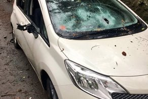 Вандалы разворотили машину медсестры, которую она оставила на обочине дороги во время снегопада