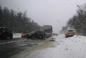 Авария дня. Первый выкрутился, но потом прилетел второй