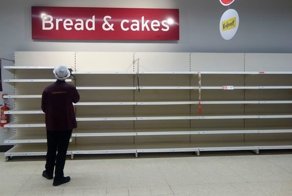 Непогода оставила британцев без хлеба и молока